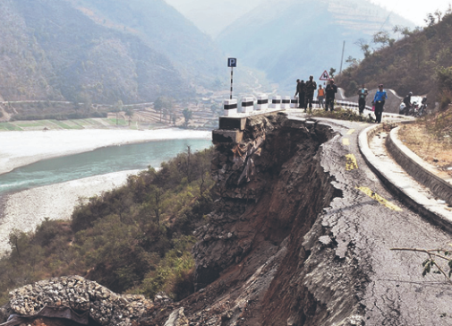 अविरल वर्षा र पहिरोले देशका प्रमुख राजमार्गहरू अवरुद्ध