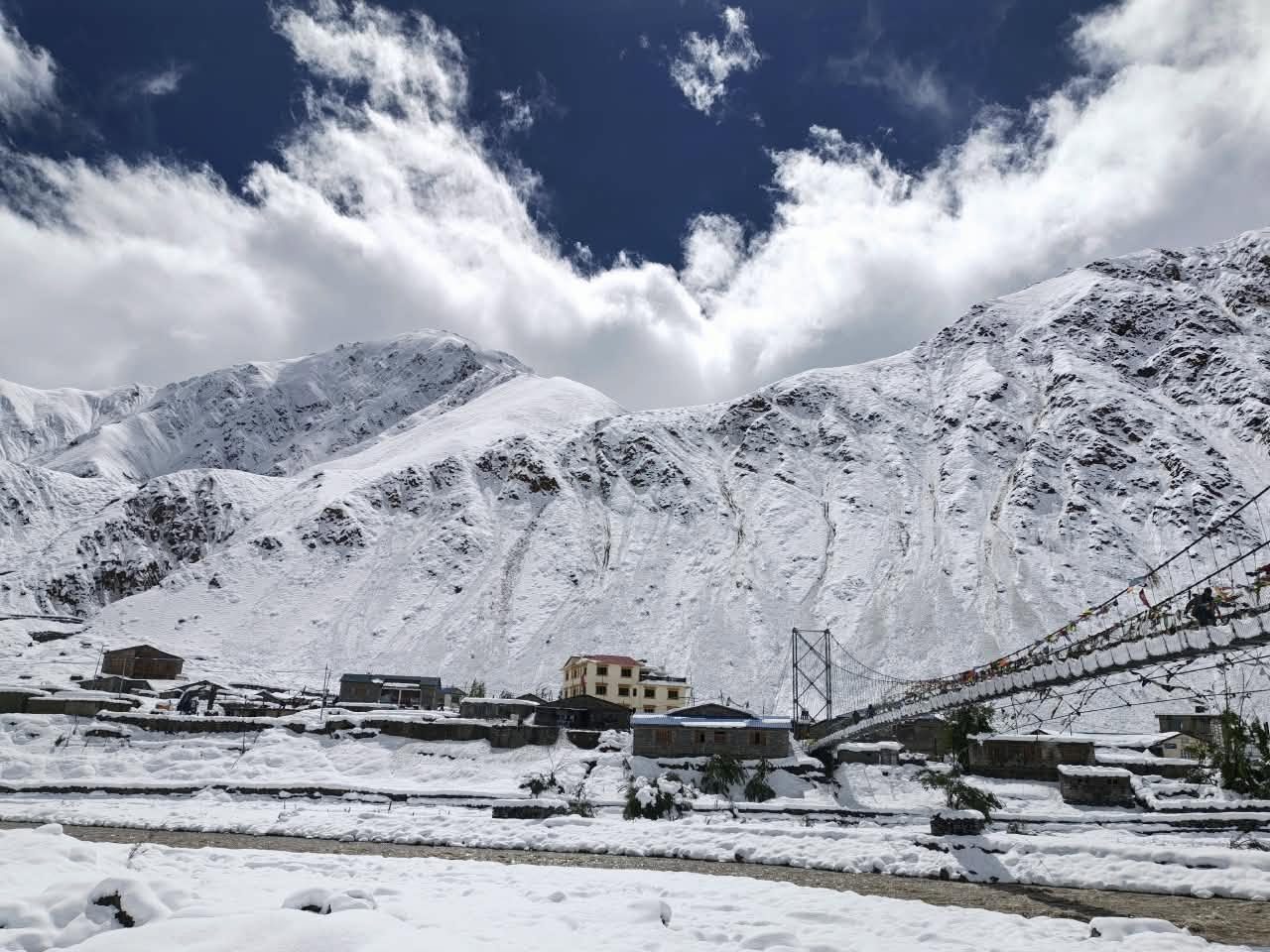चीनसँगको सीमा जोड्ने सिमकोट–हिल्सा सडकखण्डमा जमेको हिउँ पन्छाउन सुरु