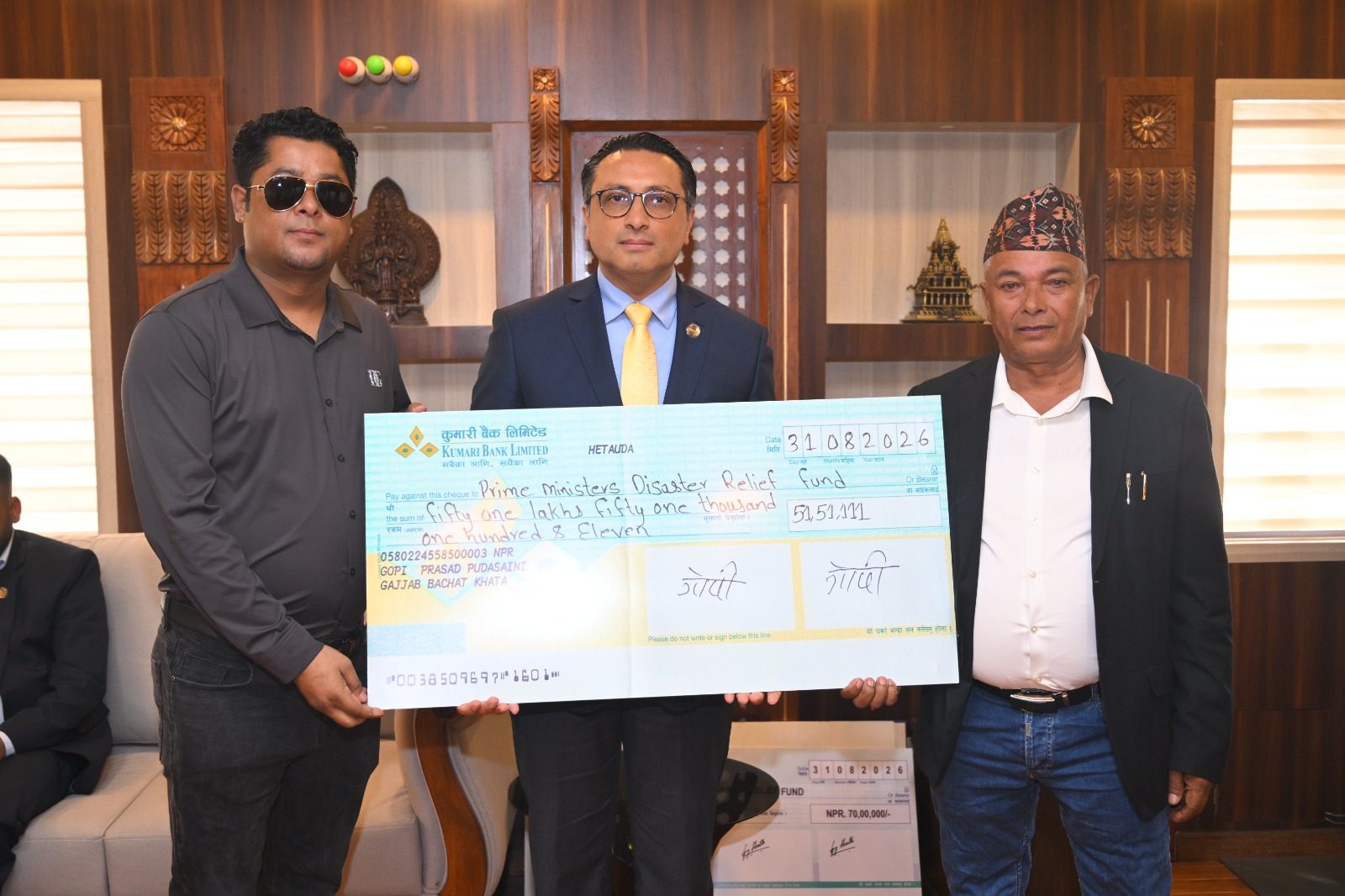 हाइड्रो जेट दुबईका संचालक विष्णु पुडासैनीद्वारा अर्थमन्त्रीलाई ५१ लाख हस्तान्तरण