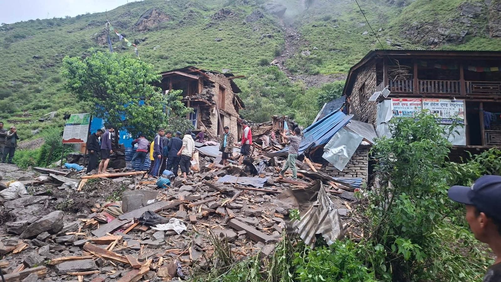 ढुङ्गासहित आएको पहिरोले बालकको मृत्यु ,बुबा र आमा घाइते