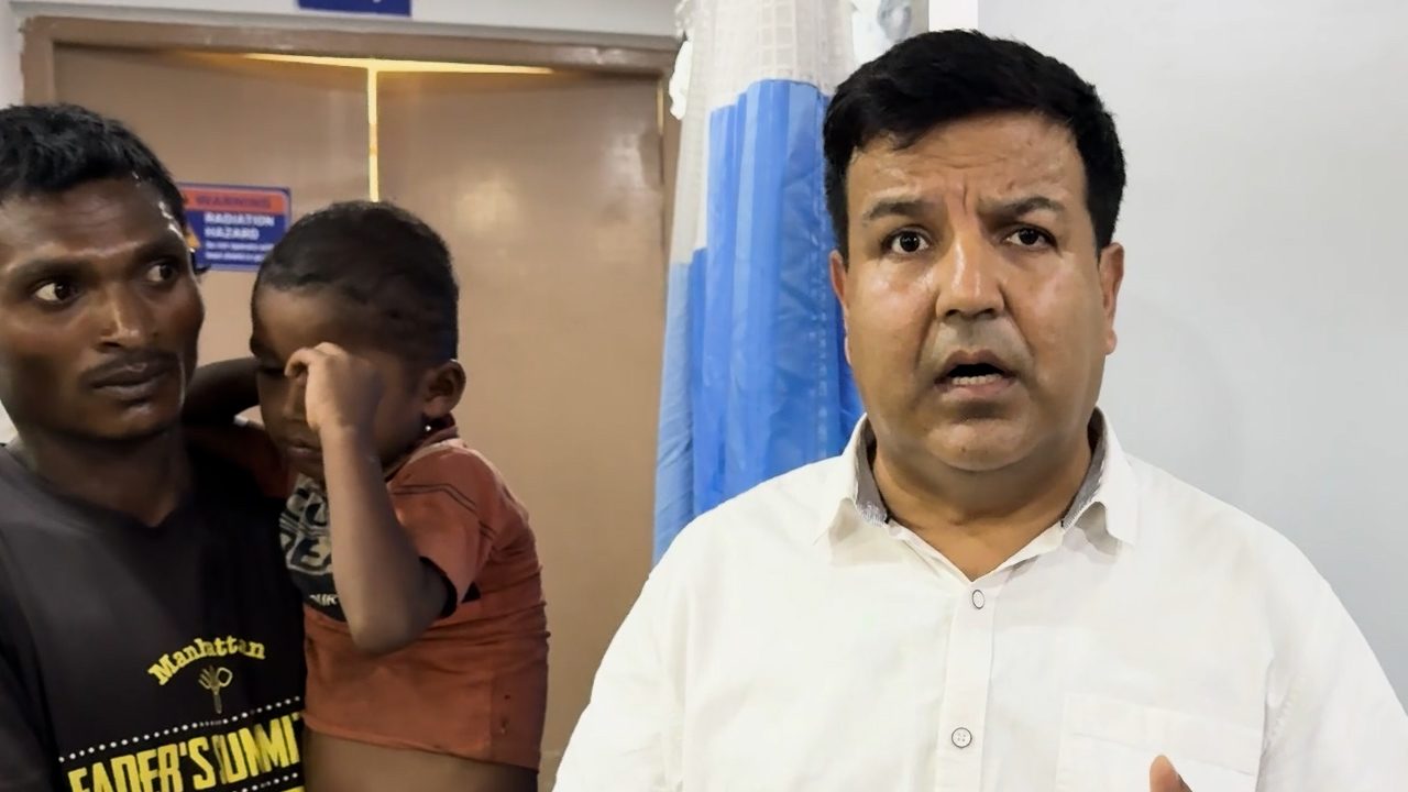 पर्वत परियारलाई गाउँबाटै झिकाएर डा.सुनील शर्माले गराए निःशुल्क उपचार