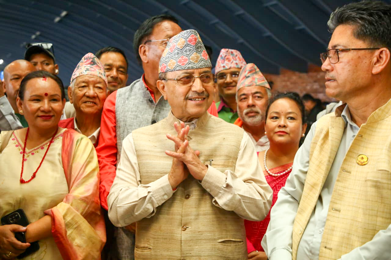 ​पूर्वप्रधानमन्त्री देउवाको स्वागतका लागि भेला भए नेताकार्यकर्ताहरु विमानस्थलमा