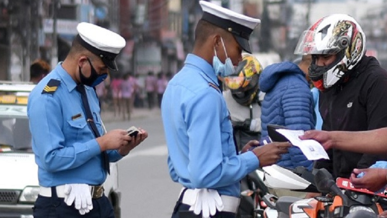 २४ घण्टामा ट्राफिक प्रहरीले गर्यो १३११ जनालाई कारबाही