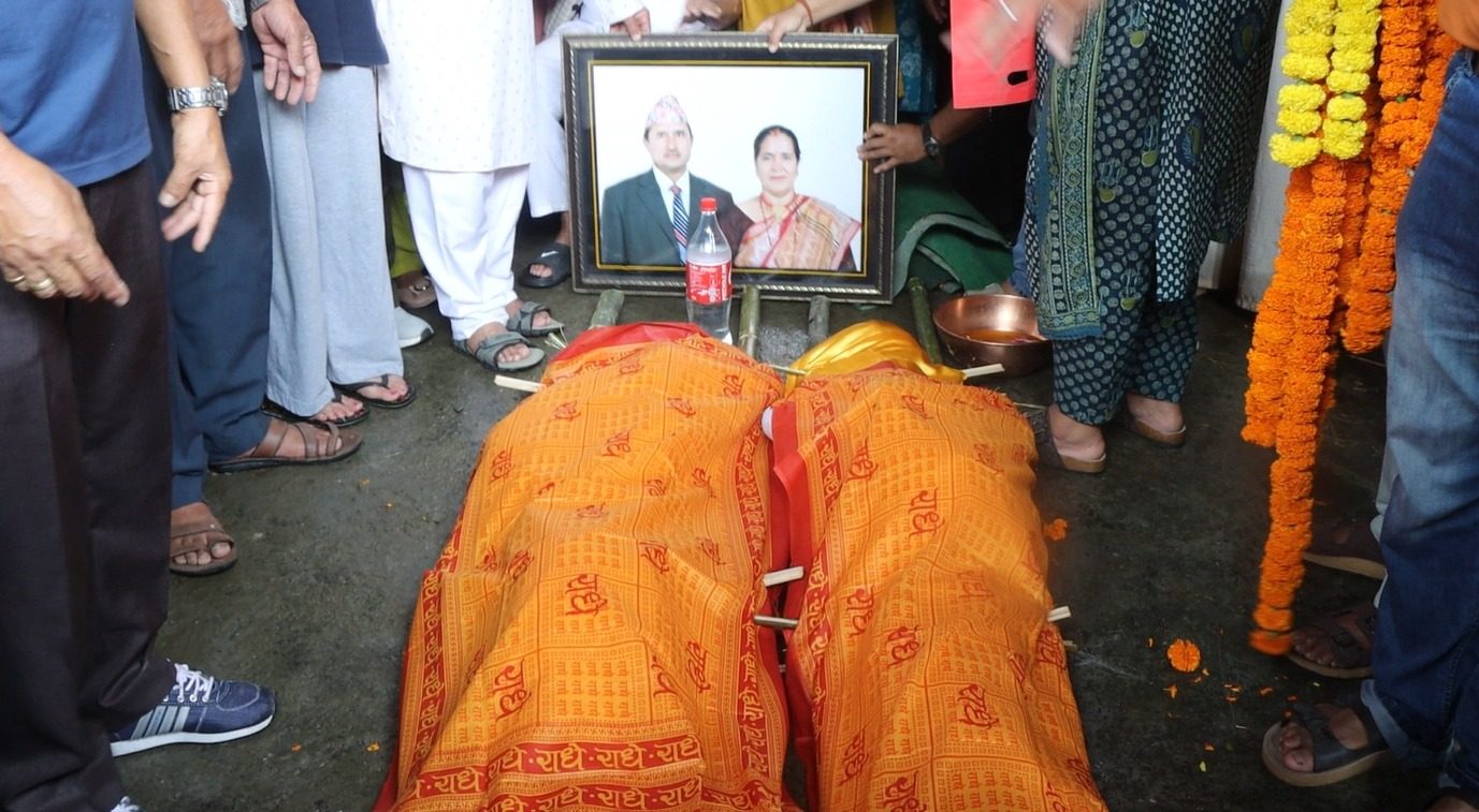 एक महिना मोबाइलको घण्टी कुरे, अन्ततः घाटमा पुग्यो खड्का दम्पतीको यात्रा